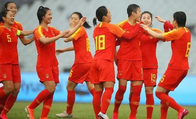 中国女足奥运赛征程正式开启，重压之下，铿锵玫瑰雨中绽放