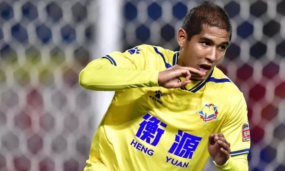 秘鲁华裔球员罗伯特-萧已经拿到了中国国籍，并取名萧涛涛。