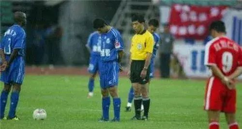 2003年的甲A联赛是最后一届甲A联赛，全国疫情面前中国足球是这样子的
