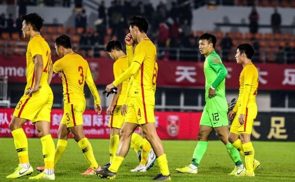 国足登上韩媒头条，疯狂嘲讽无药可救的球队