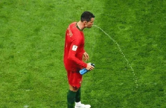 比赛中足球运动员为何不能喝水？